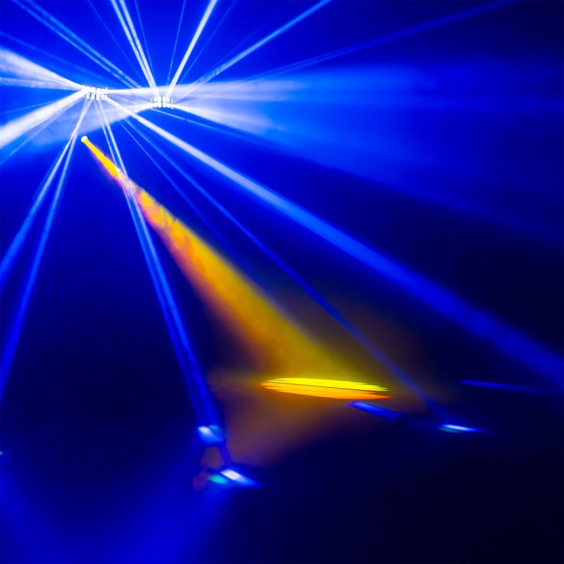 BeamZ ShowBar GO Glow ar kustīgajām galvām, Derby, PAR un Strobe efektiem