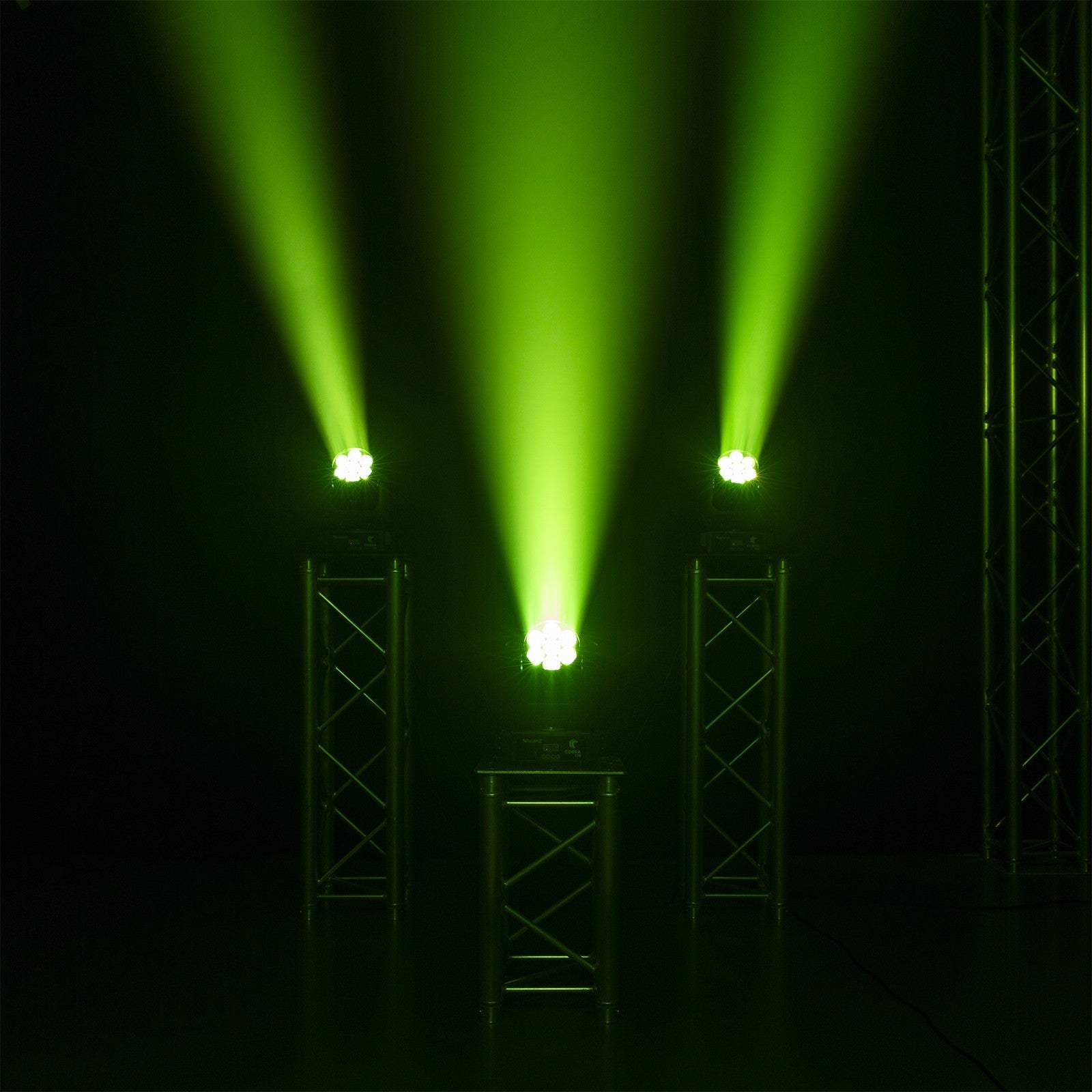 BeamZ Cobra 720 LED Wash Kustīgā galva ar Zoom