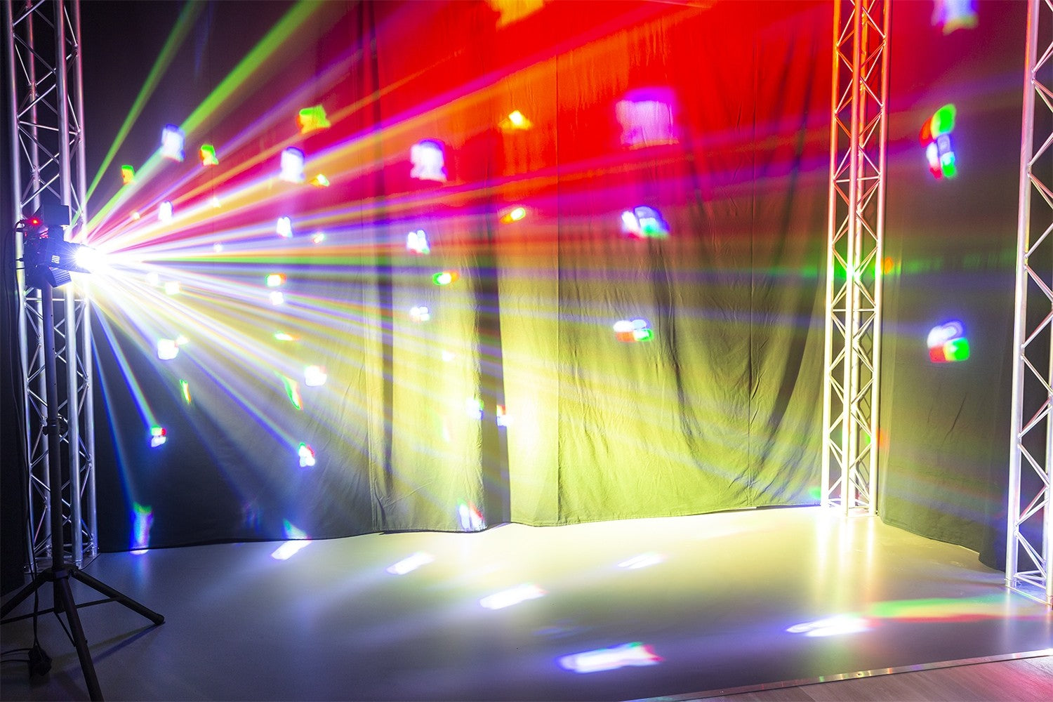 BeamZ SB02 SHOWBAR ar bateriju, Derby un PAR efektiem