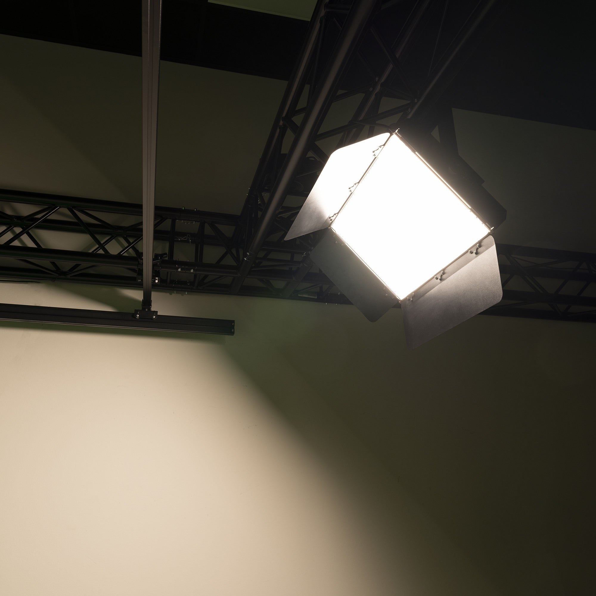 BeamZ SFP100 LED Softpanel Light 100W CW/WW gaismas panelis