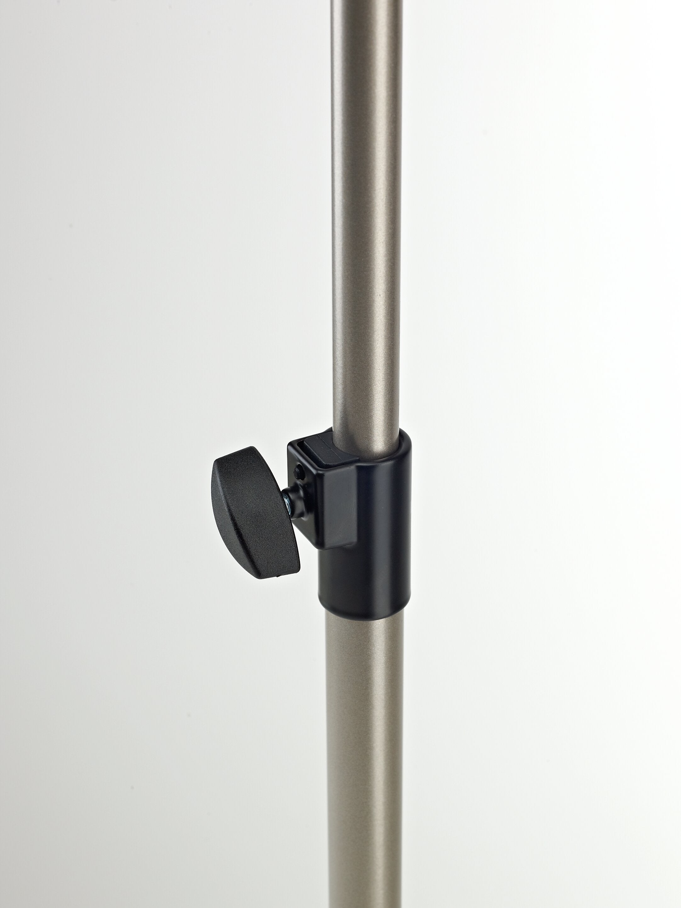 K&M 10700-000-11 niķeļa krāsas nošu pults
