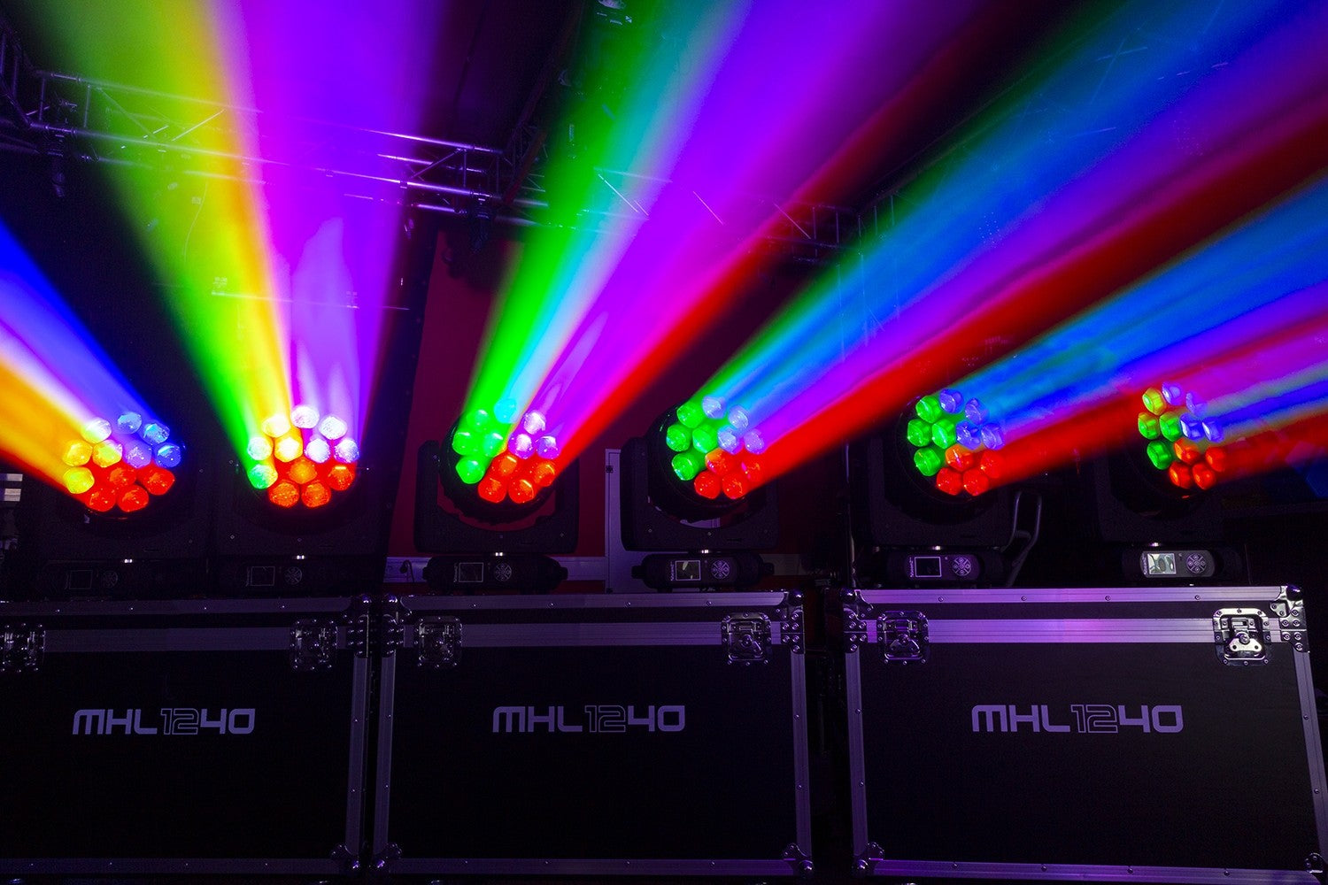 BeamZ MHL1240 LED Wash 2gb kustīgās galvas ar Zoom transportkastē