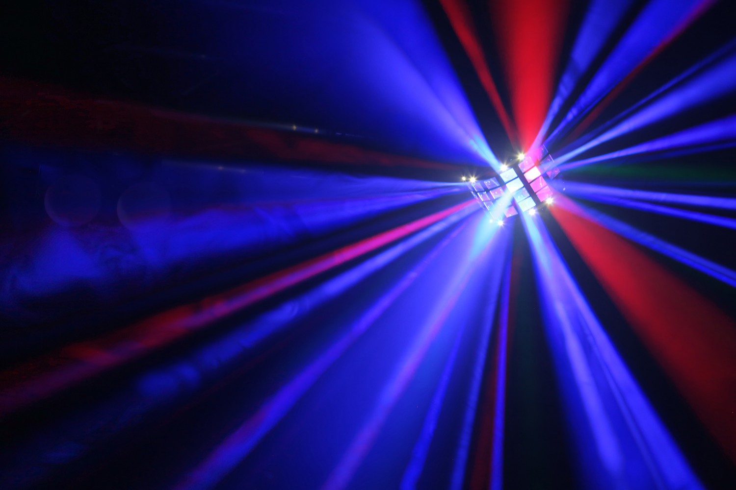 BeamZ LED Butterfly ar Strobe efektu gaisma