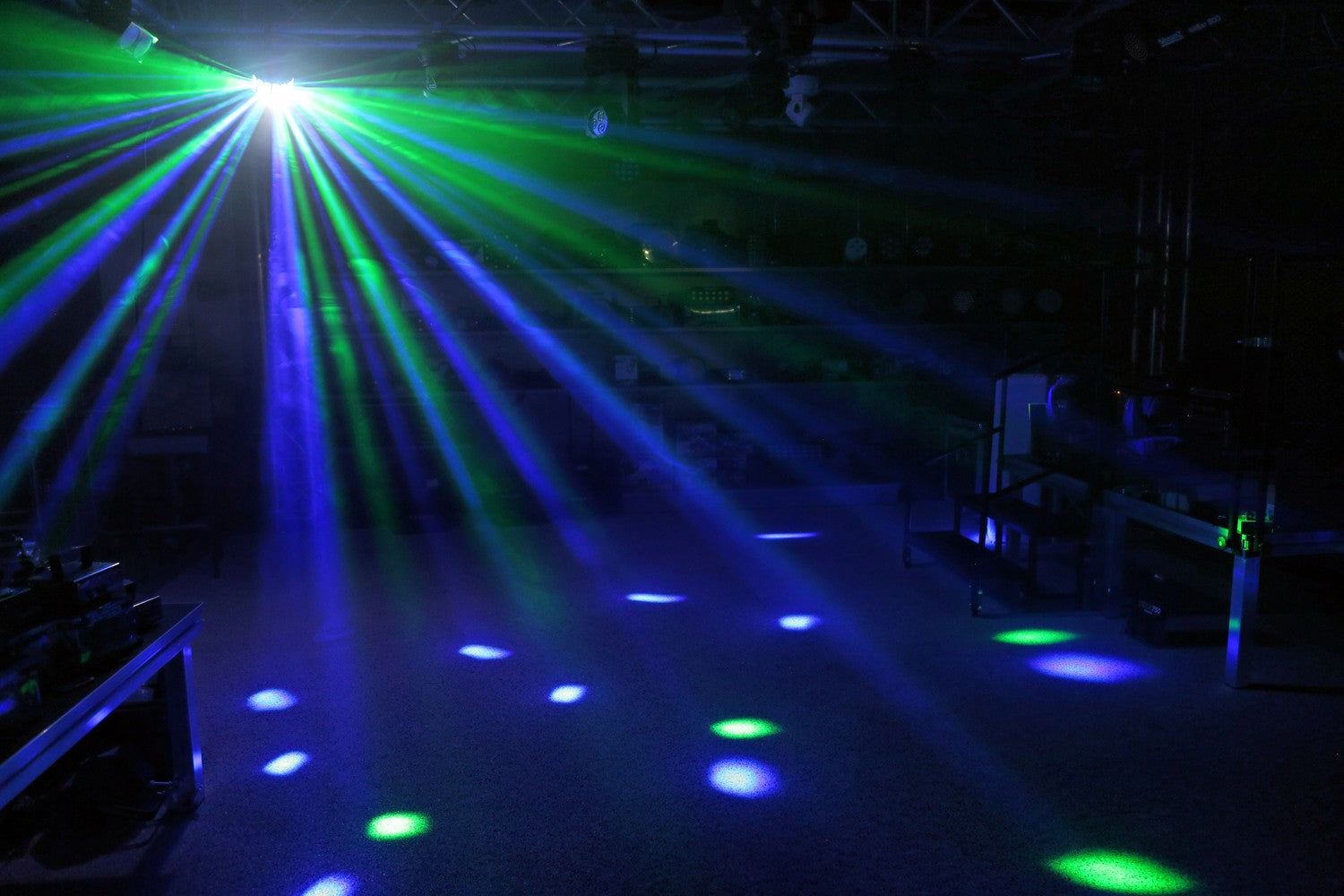BeamZ LED Butterfly ar Strobe efektu gaisma