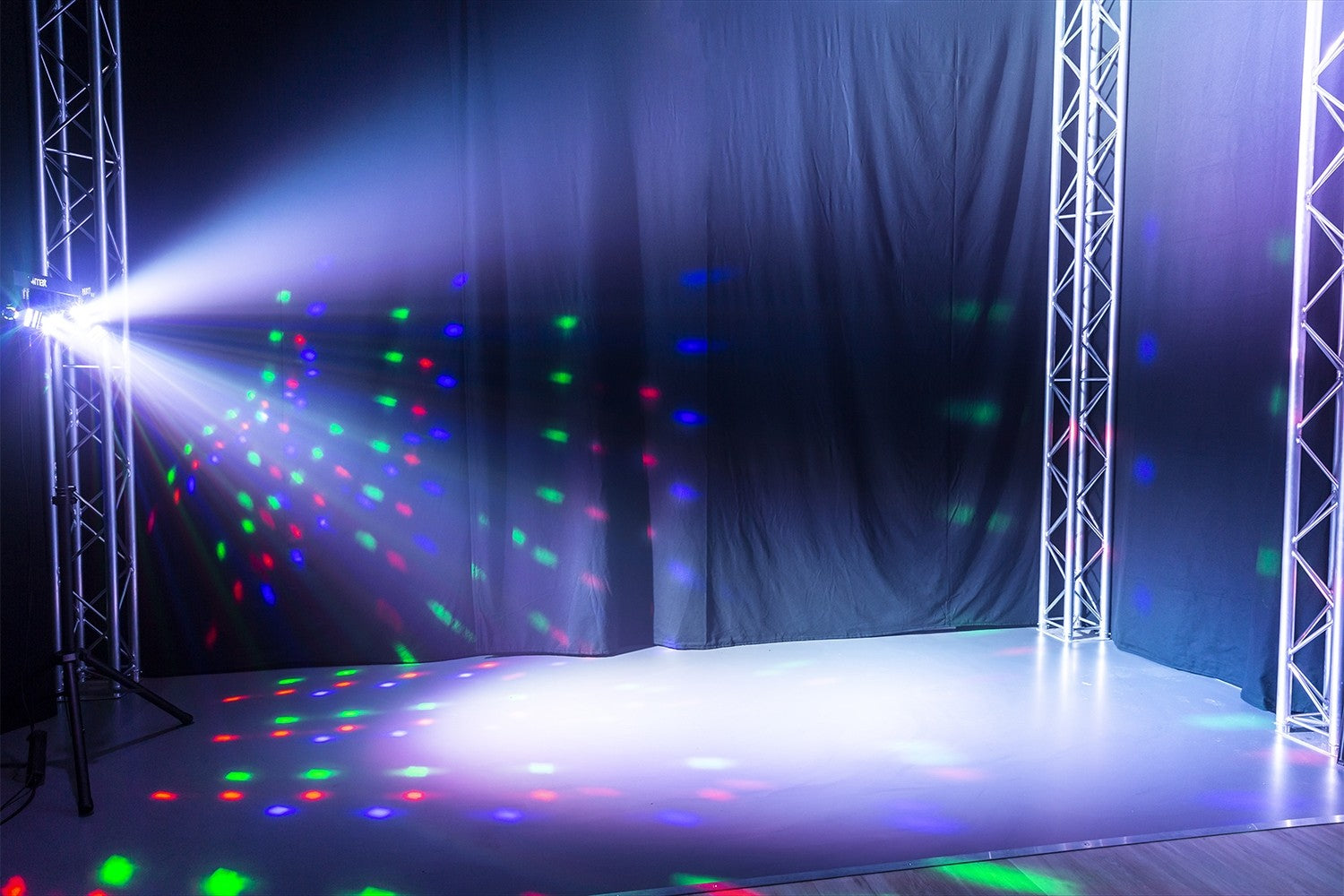 BeamZ PartyBar11 Set 4 x COB Par 20W komplekts ar statīvu