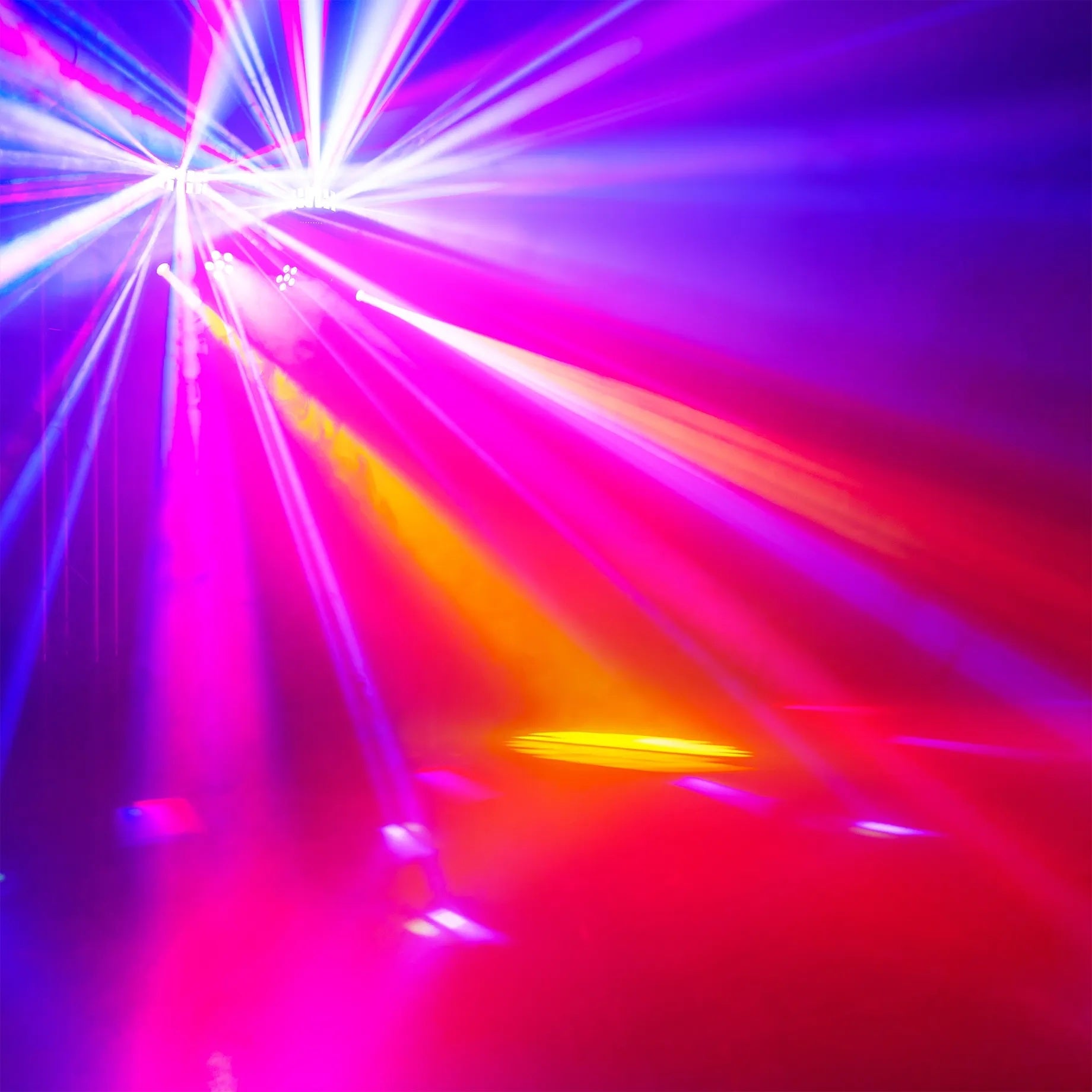 BeamZ ShowBar GO Glow ar kustīgajām galvām, Derby, PAR un Strobe efektiem