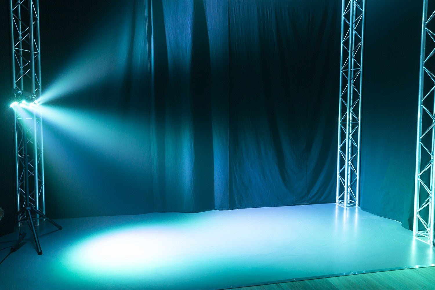 BeamZ PartyBar4 LED PARBAR 4-Way 3x 4-in-1 RGBW komplekts ar statīvu