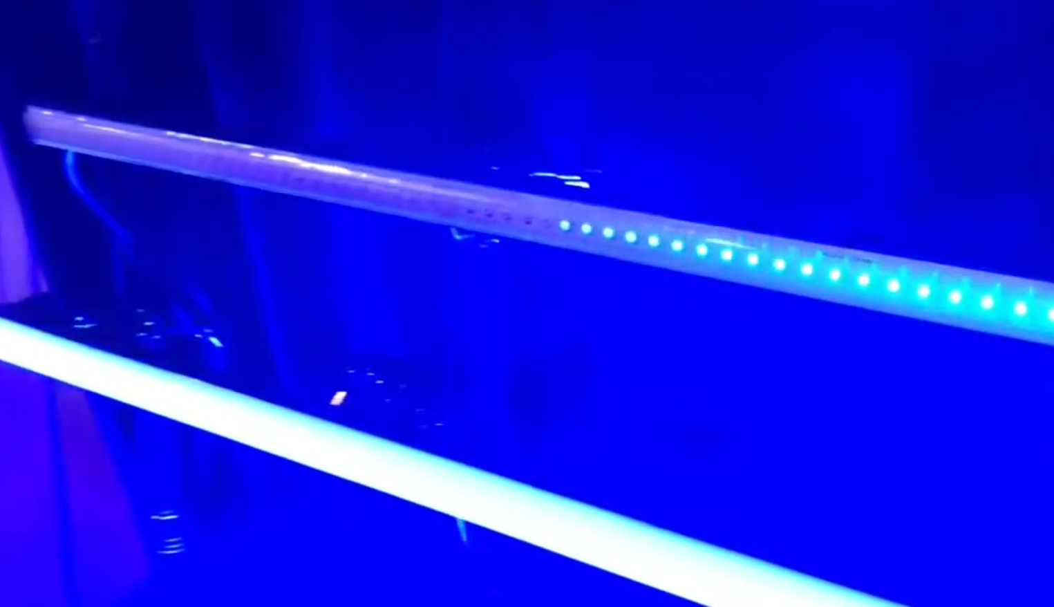 Elation Professional Pixel Bar 60 IP — IP65 āra LED pixel bar ar 60 tri-color RGB LED un 16 mm pikseļu soli